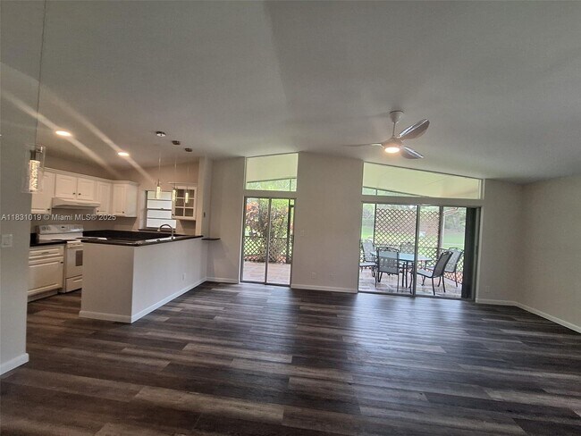 Foto del edificio - 22280 Timberly Dr
