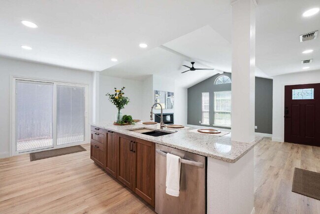 Foto del edificio - Renovated 3BR | Open Concept | Large Outdoor Space | Keller ISD