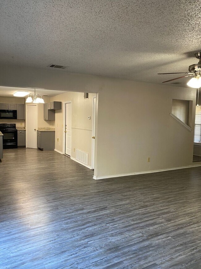 Building Photo - CHARMING 3 Bedroom - NORTHWEST CROSSING
