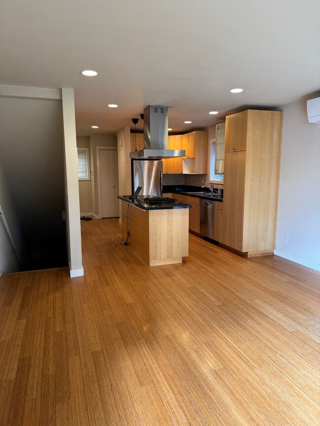 Building Photo - 3bd/2.5ba Seattle Townhouse