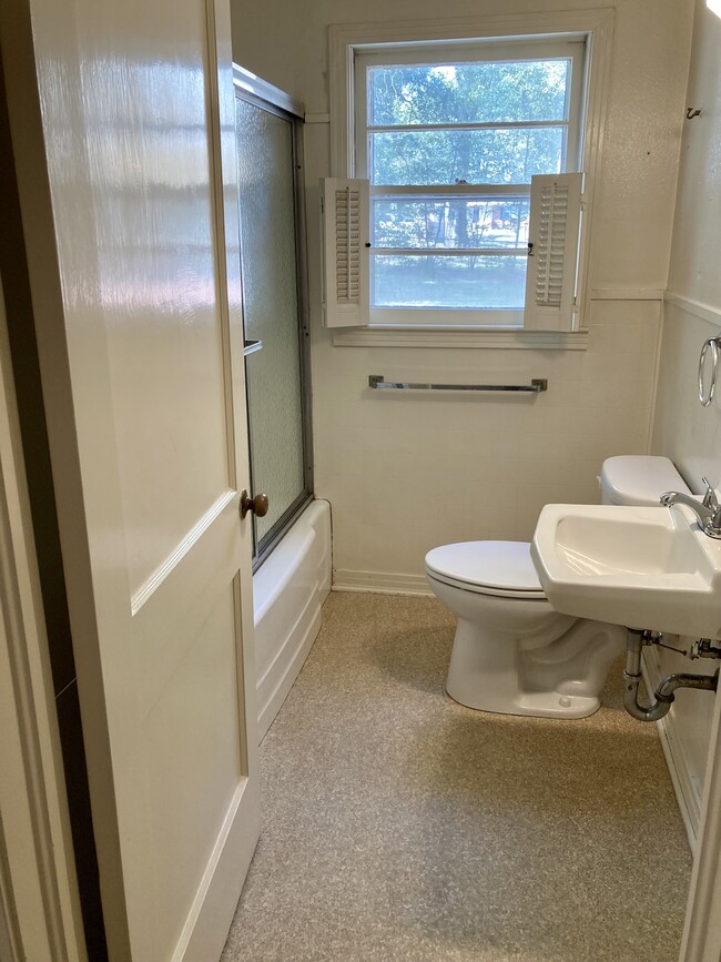 bathroom 2 - 1306 McMinn Ave