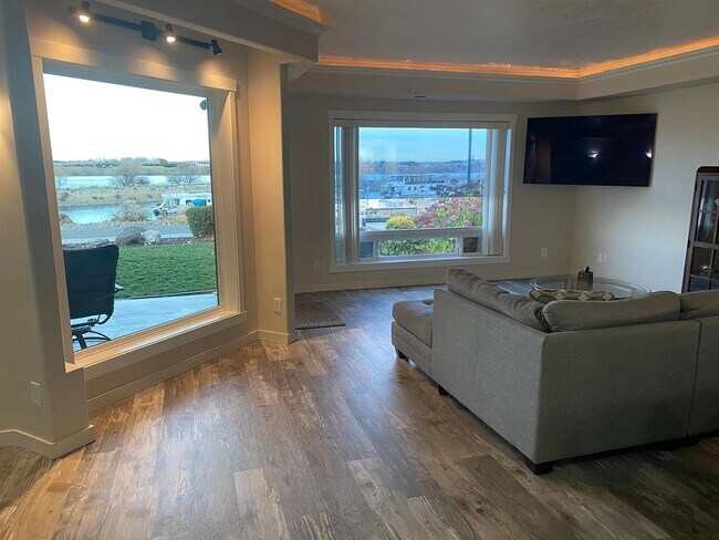 Foto del edificio - 300 Columbia Point Dr