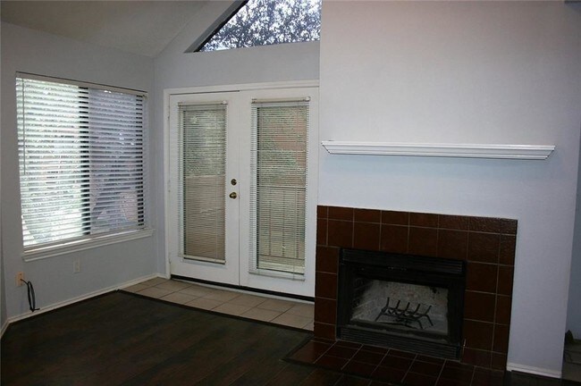 Building Photo - 2300 Bamboo Dr
