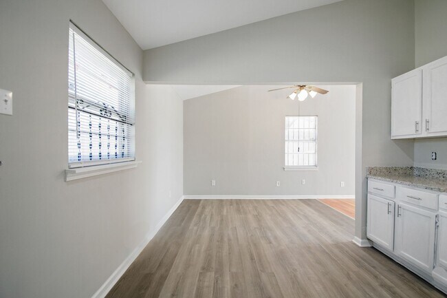 Foto del edificio - Renovated Rental in Westwood