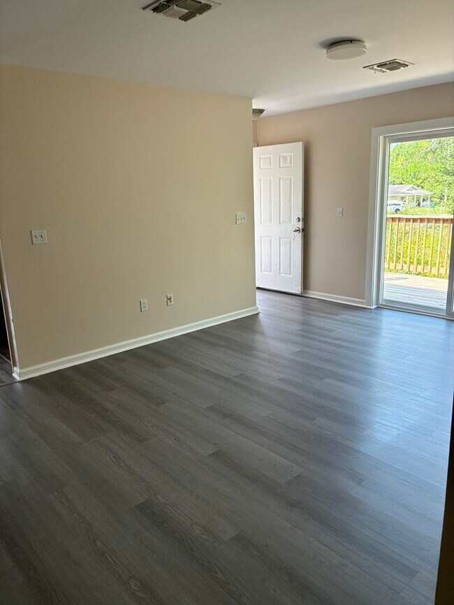 Building Photo - Beautiful 4/2 duplex