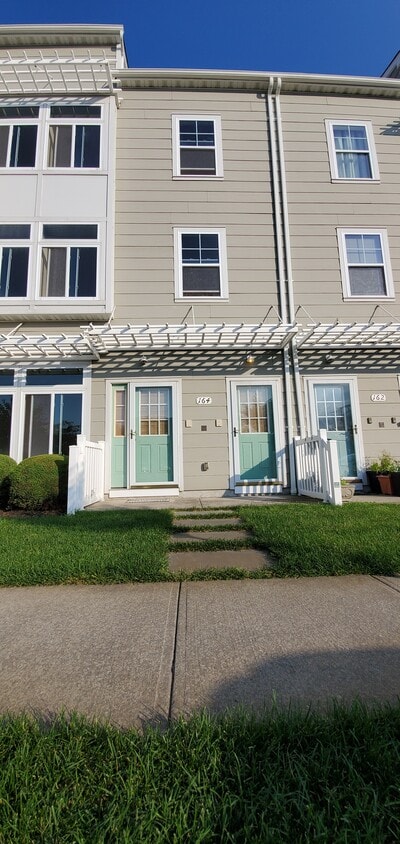 Primary Photo - 164 Commodore Cir E