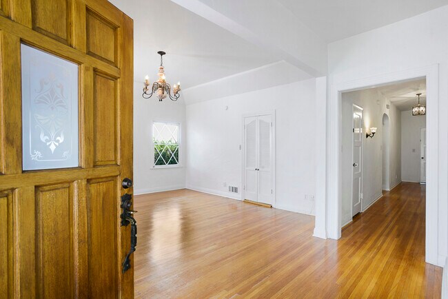 Building Photo - 10616 Wellworth Ave