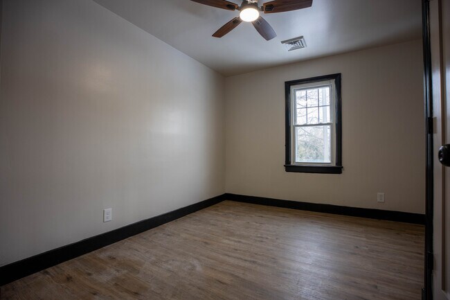 Dormitorio 1 - 111 E Garwood Ave