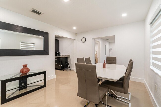 Foto del edificio - 16110 NW 26th Ave