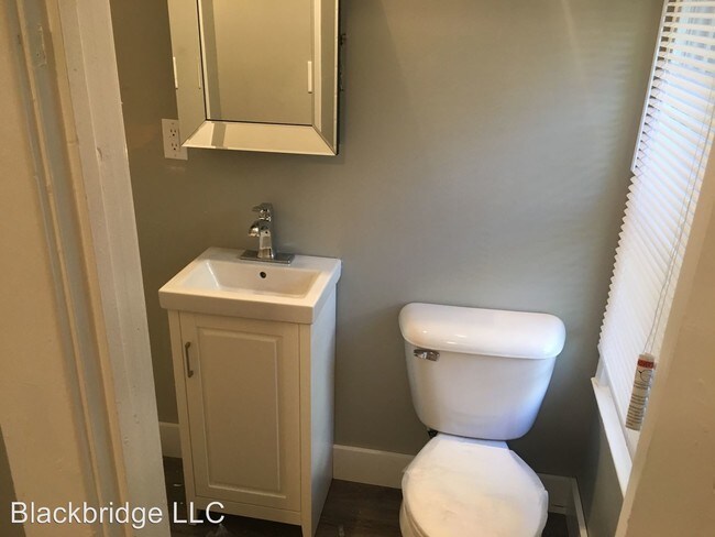 Building Photo - 895 Rose Ave E