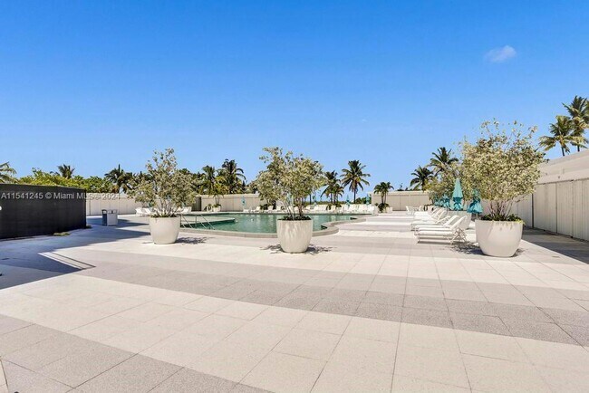 Building Photo - 5255 Collins Ave