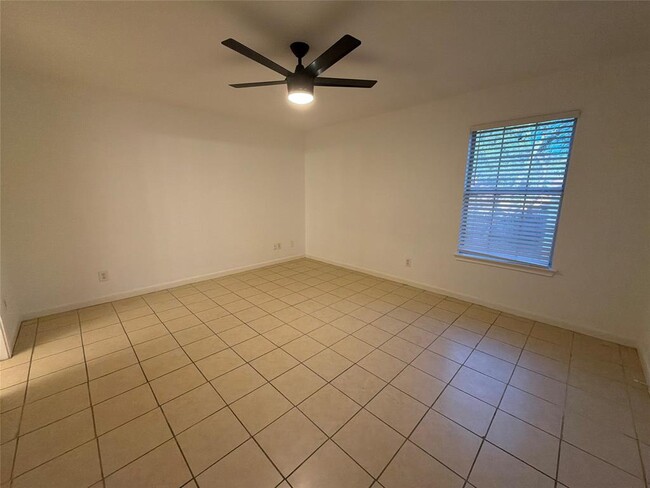 Building Photo - 103 N Mockingbird Cir