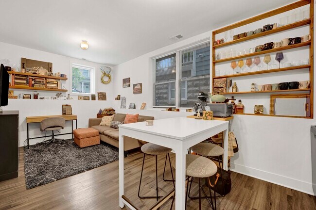 Foto del edificio - 2750 N Kenmore Ave