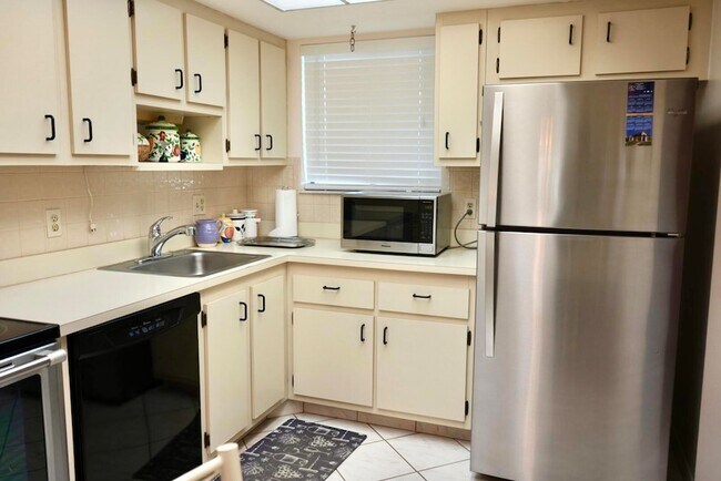 Building Photo - 3154 Via Poinciana