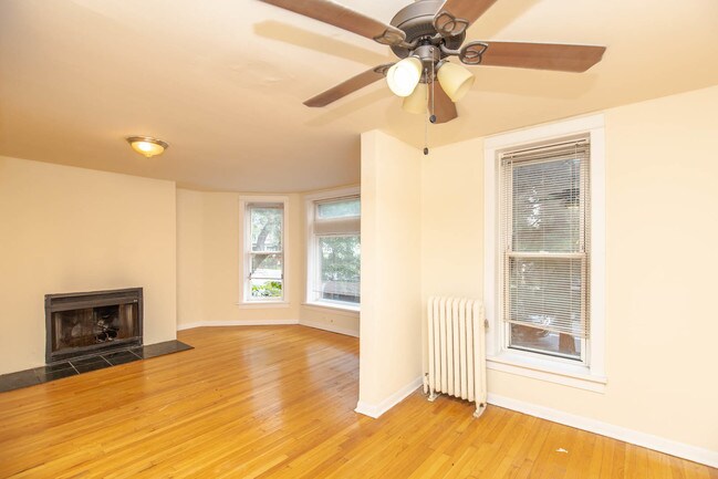 Building Photo - 1530 W Wilson Ave