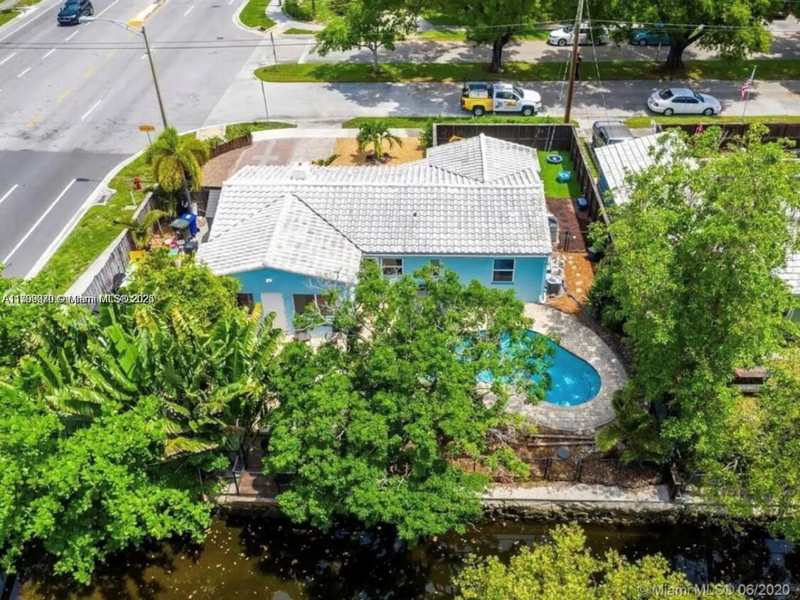 Primary Photo - 320 SW 11th Ct