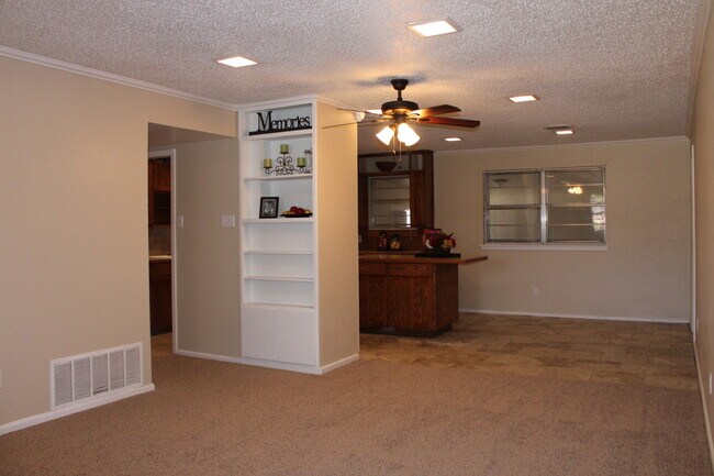 Foto del edificio - PRE-LEASING For August! 4 Bedroom/ 2 Bath Updated house close to TTU and LCU