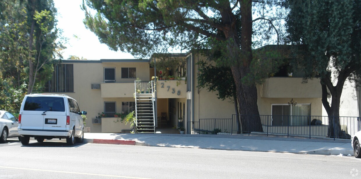 Foto del edificio - 2738 Montrose Ave