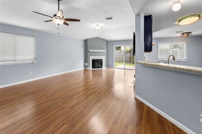 Foto del edificio - 1735 Oak Ridge Dr