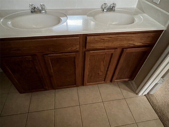 Foto del edificio - 9331 Harts Garden Ln