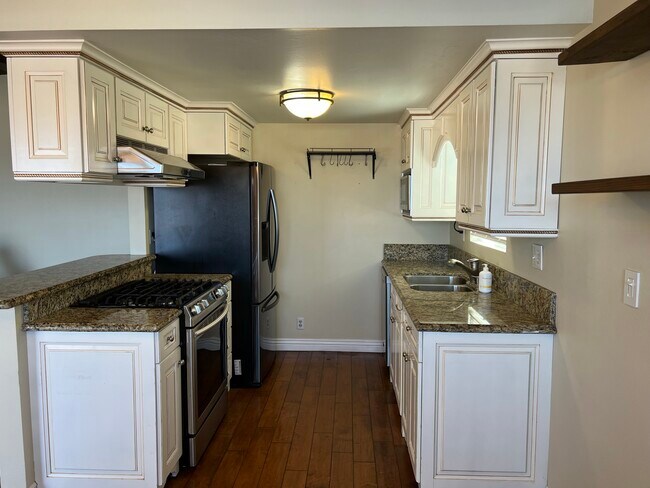 Building Photo - 1075 Monterey Blvd