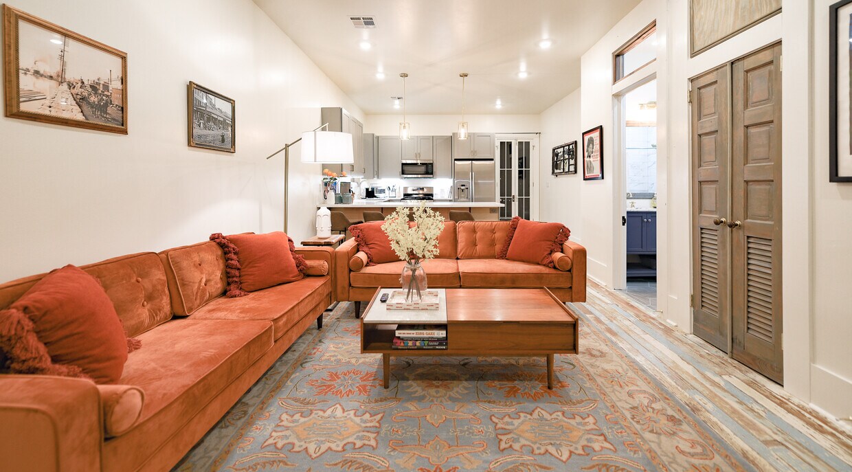 Main lining / dining area - open floor plan - 625 Louisa St