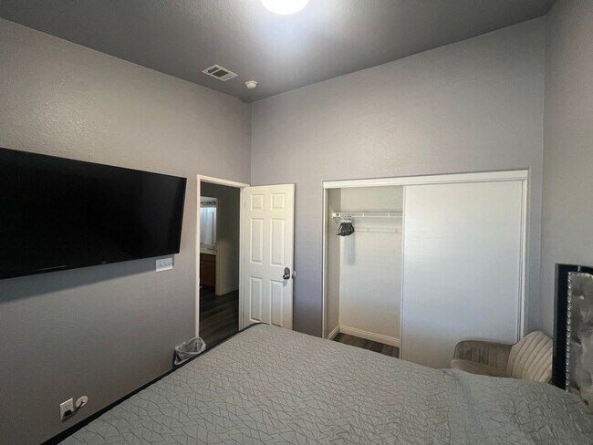 Foto del edificio - Spacious 4-Bedroom Home in Desirable Apple Valley Neighborhood