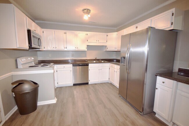 Building Photo - 5705-5705 5 Sisters Ct