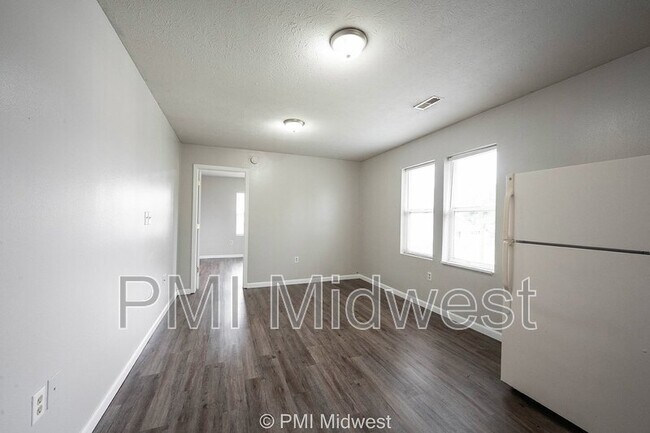 Building Photo - 3014 W 10th St