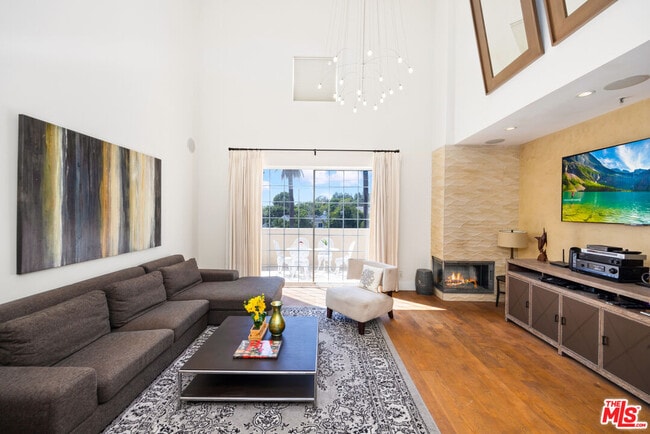 Building Photo - 930 N Doheny Dr