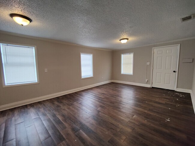 Building Photo - Spacious 3 bedroom 1 bathroom home!