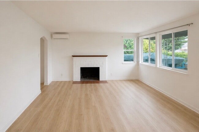 Building Photo - 15209 6th Ave NE