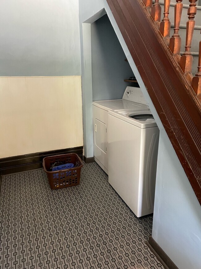 Front entry with in unit washer and dryer - 212 W Prospect St