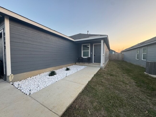 Building Photo - Super Nice with Great Price.  3 Bedroom 2 Bath 1 Story