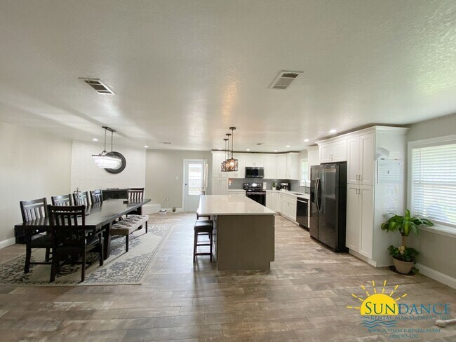 Building Photo - Gorgeous 4 Bedroom Lake Lorraine home!