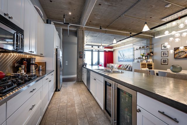 Building Photo - 850 W Adams St