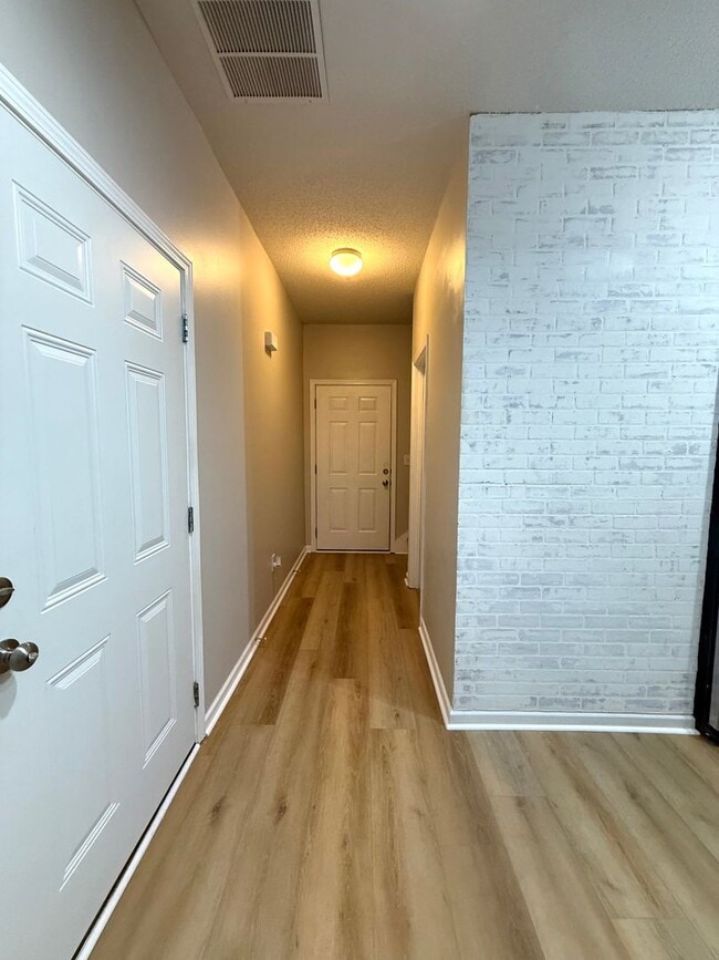 Building Photo - Renovated  3 Bed 3.5 Bath Town Home