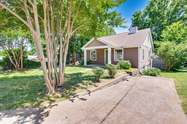 Building Photo - Awesome 3BE/2BA Woodbine neighborhood!