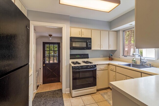 Foto del edificio - 745 Greenview Pl
