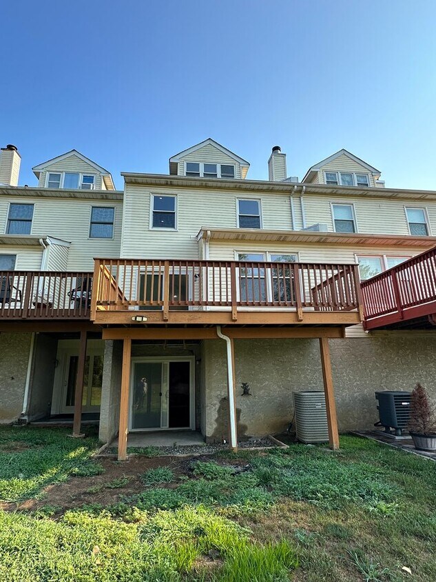 Building Photo - Renovated 3 BR, 2.5 Bath w basement and ga...