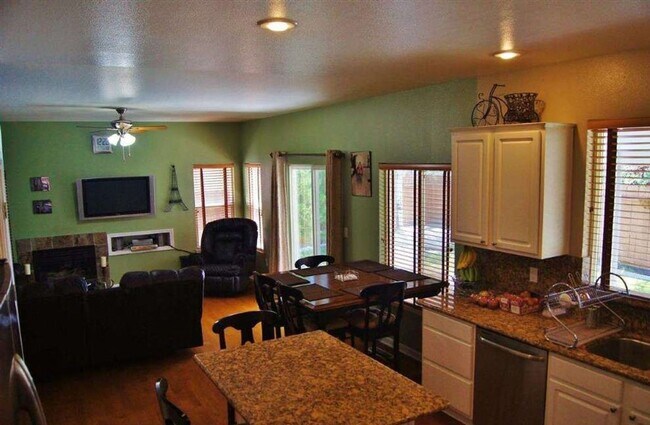 Foto del edificio - 5 Bedroom Home in Northwest Reno