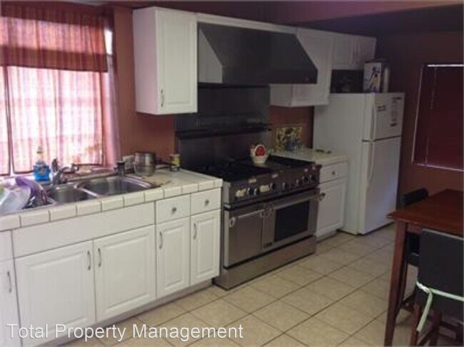 Building Photo - 6 br, 2 bath House - 205 S. H St.