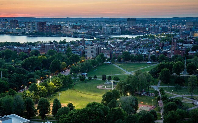 Building Photo - 39 Stuart St