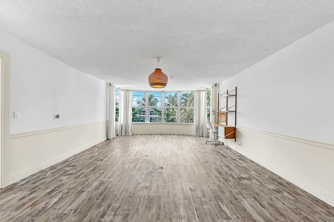 Building Photo - 3051 NE 48th St