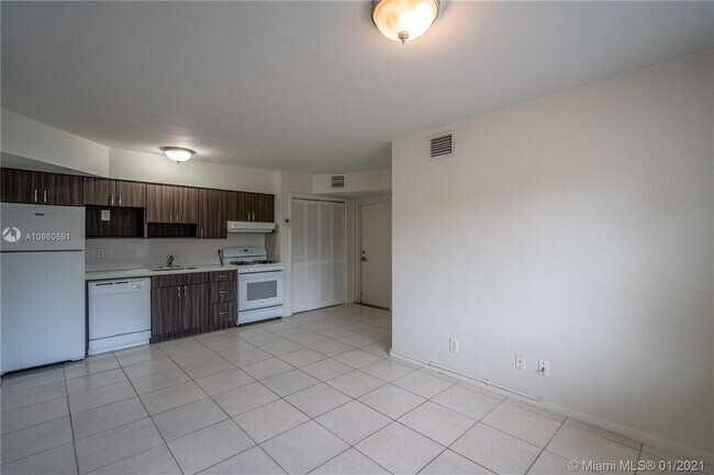 Building Photo - 666 NE 80th St