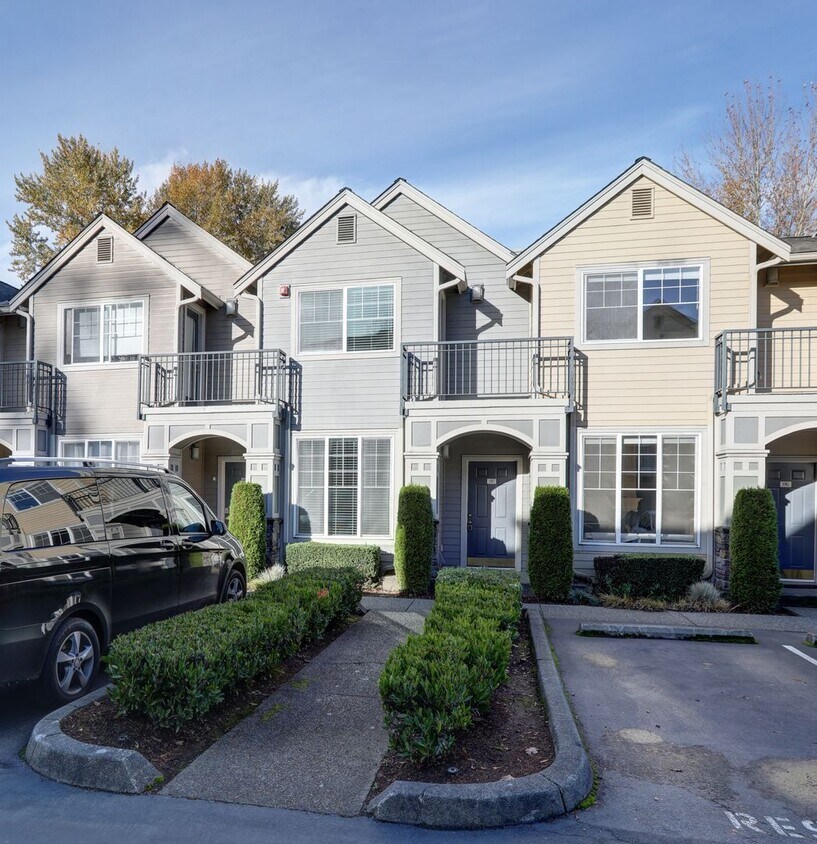 Foto principal - Luxury 2BR 2.5BA Townhouse Style Condo @ Lochshire on Forbes Creek