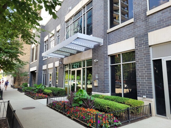 Foto del edificio - 421 W Huron St
