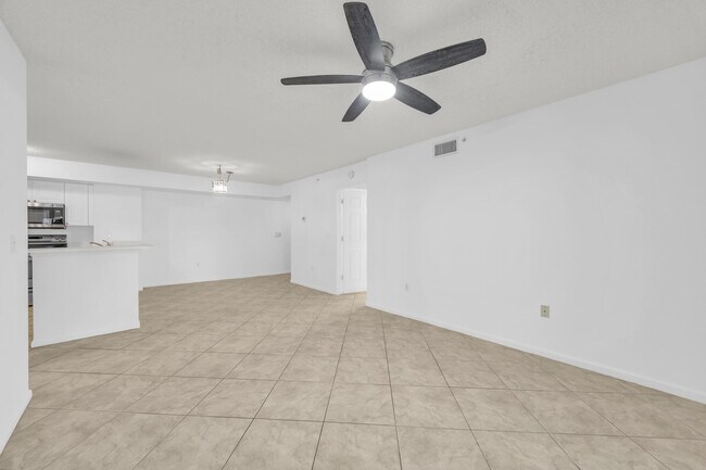 Foto del edificio - 242 Village Blvd