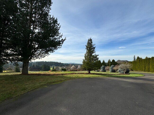 Foto del edificio - Spacious 4 Bedroom 3 1/2 Bath Home on a Pr...