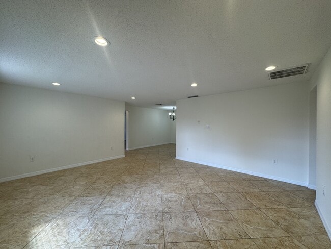 Building Photo - 129 Algiers Dr
